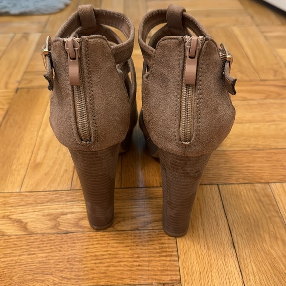 Brand new never worn tan suede heels - Picture 3 of 4
